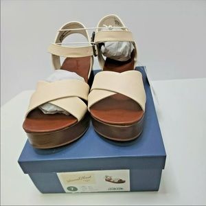 Universal Thread Women's Cream Faux Leather Sandal